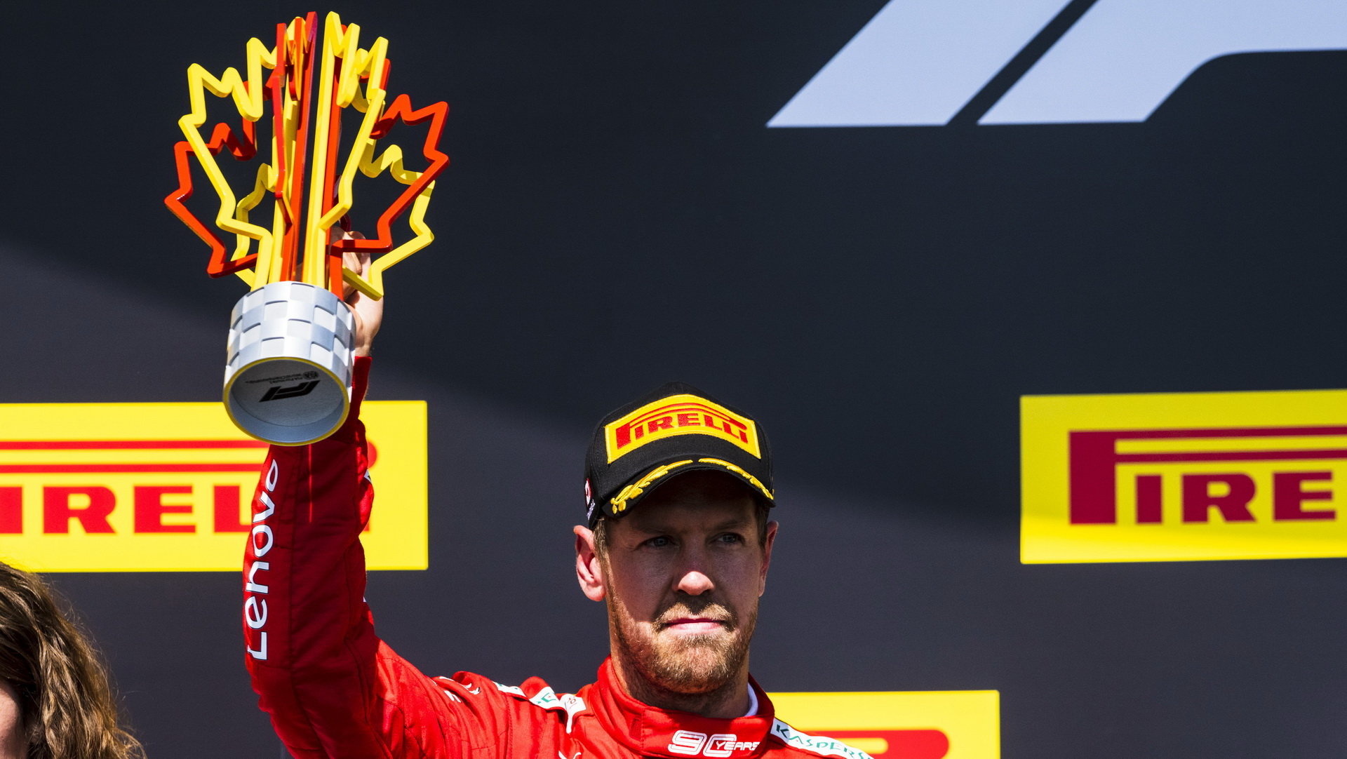 Sebastian Vettel se svou trofejí po závodě v Kanadě