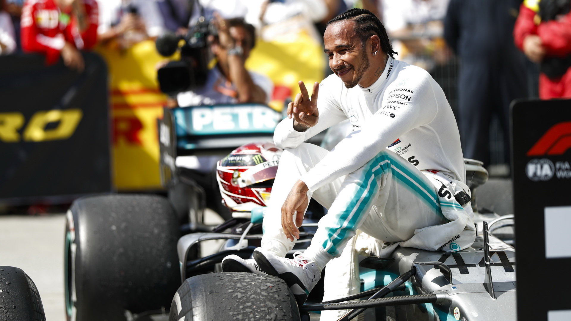 Lewis Hamilton slaví po závodě v Kanadě
