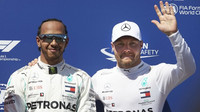 Lewis Hamilton a Valtteri Bottas po úspěšné kvalifikaci ve Francii