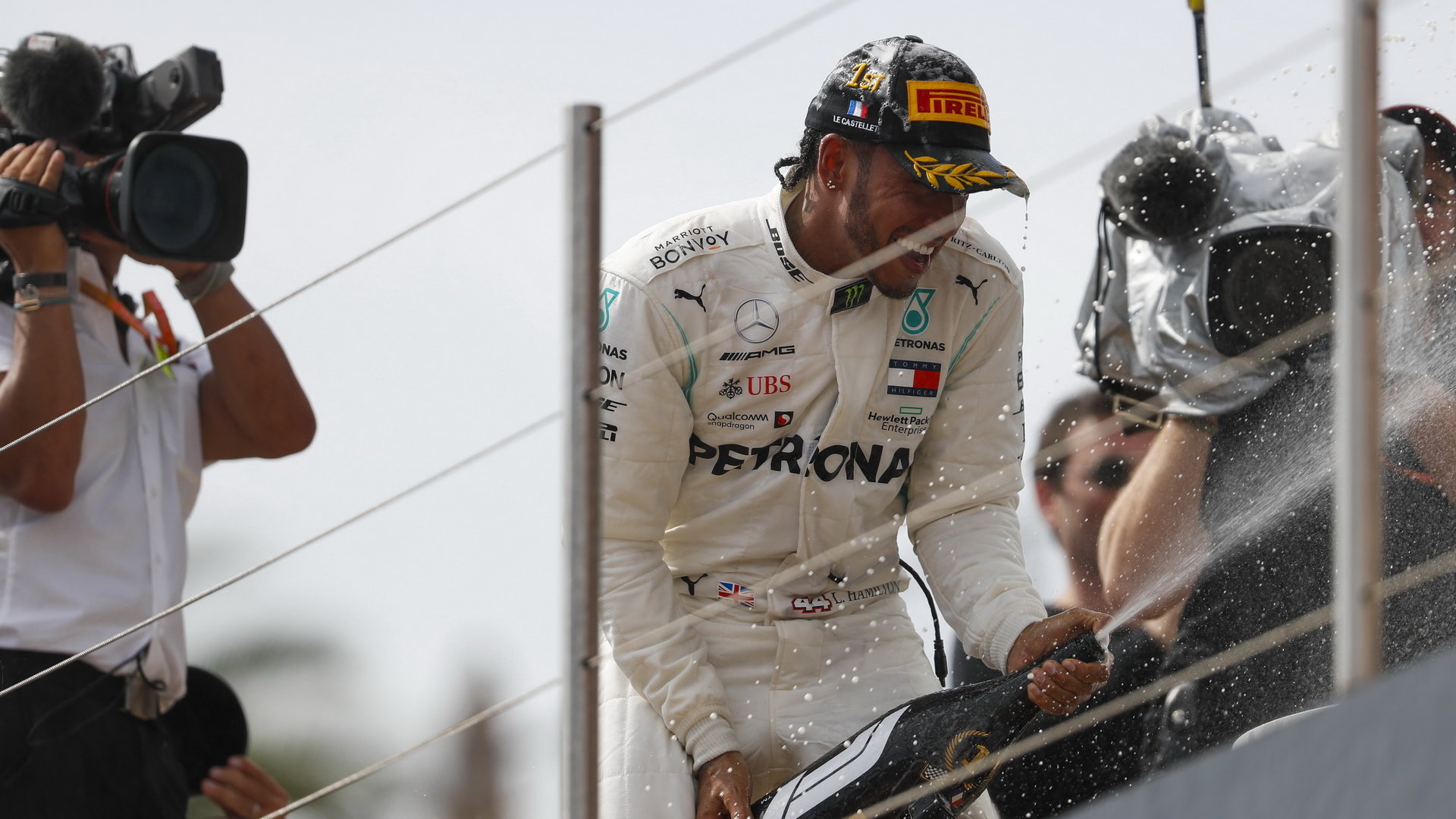 Lewis Hamilton slaví vítězství po závodě ve Francii