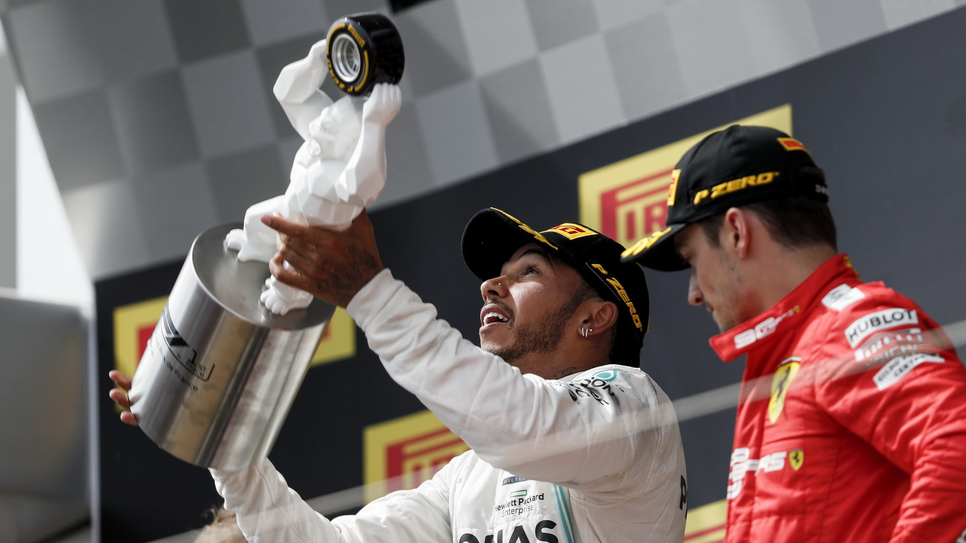 Lewis Hamilton se svou trofejí za první místo po závodě ve Francii