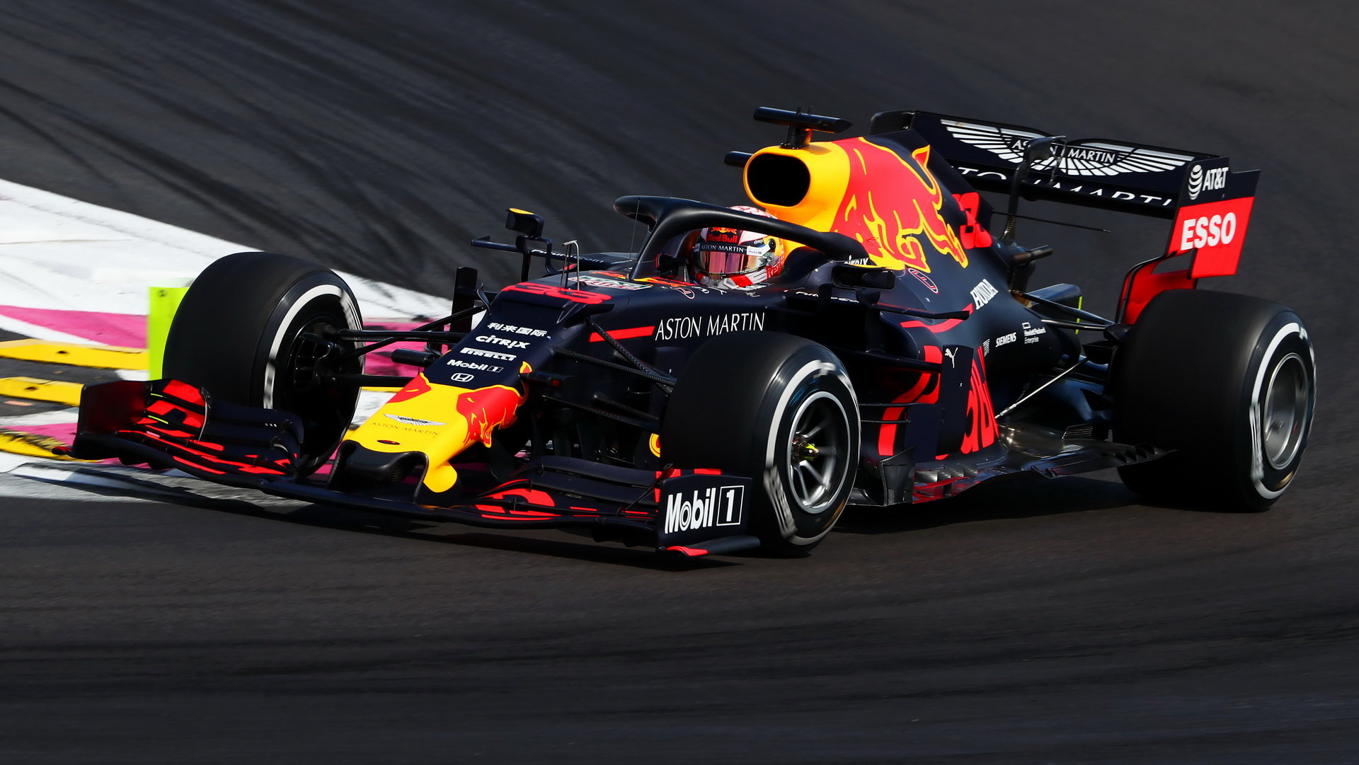 Max Verstappen to s Red Bullem v Rakousku pěkně rozbalil