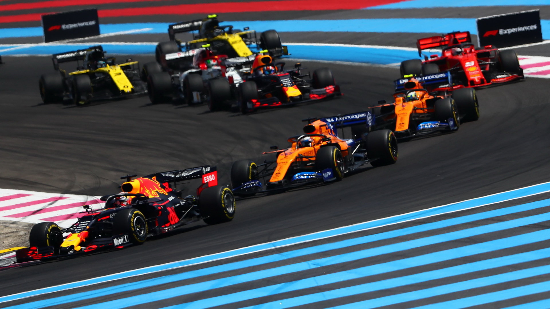 Max Verstappen před vozy McLaren v závodě ve Francii