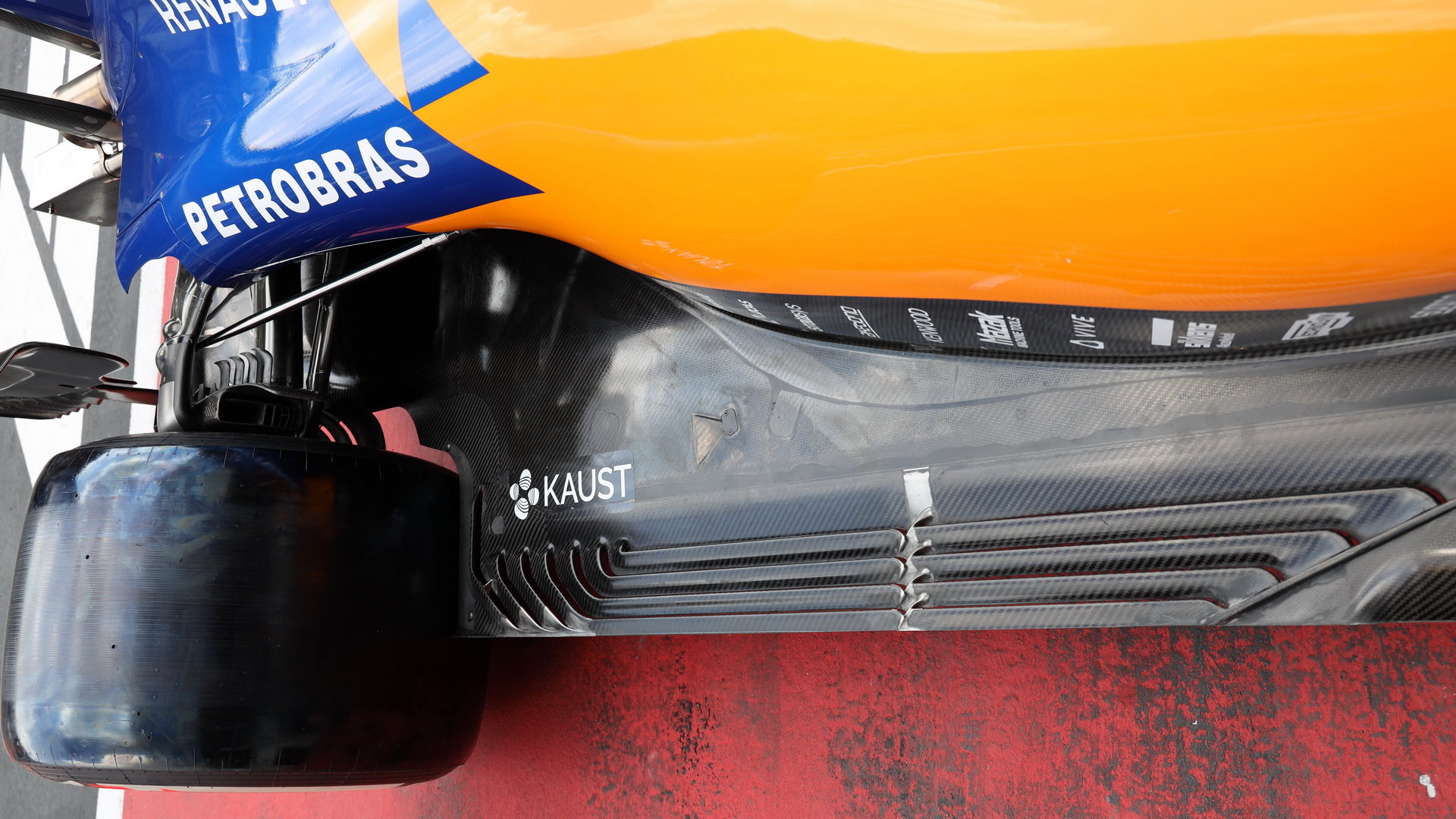 Výřezy v podlaze McLarenu
