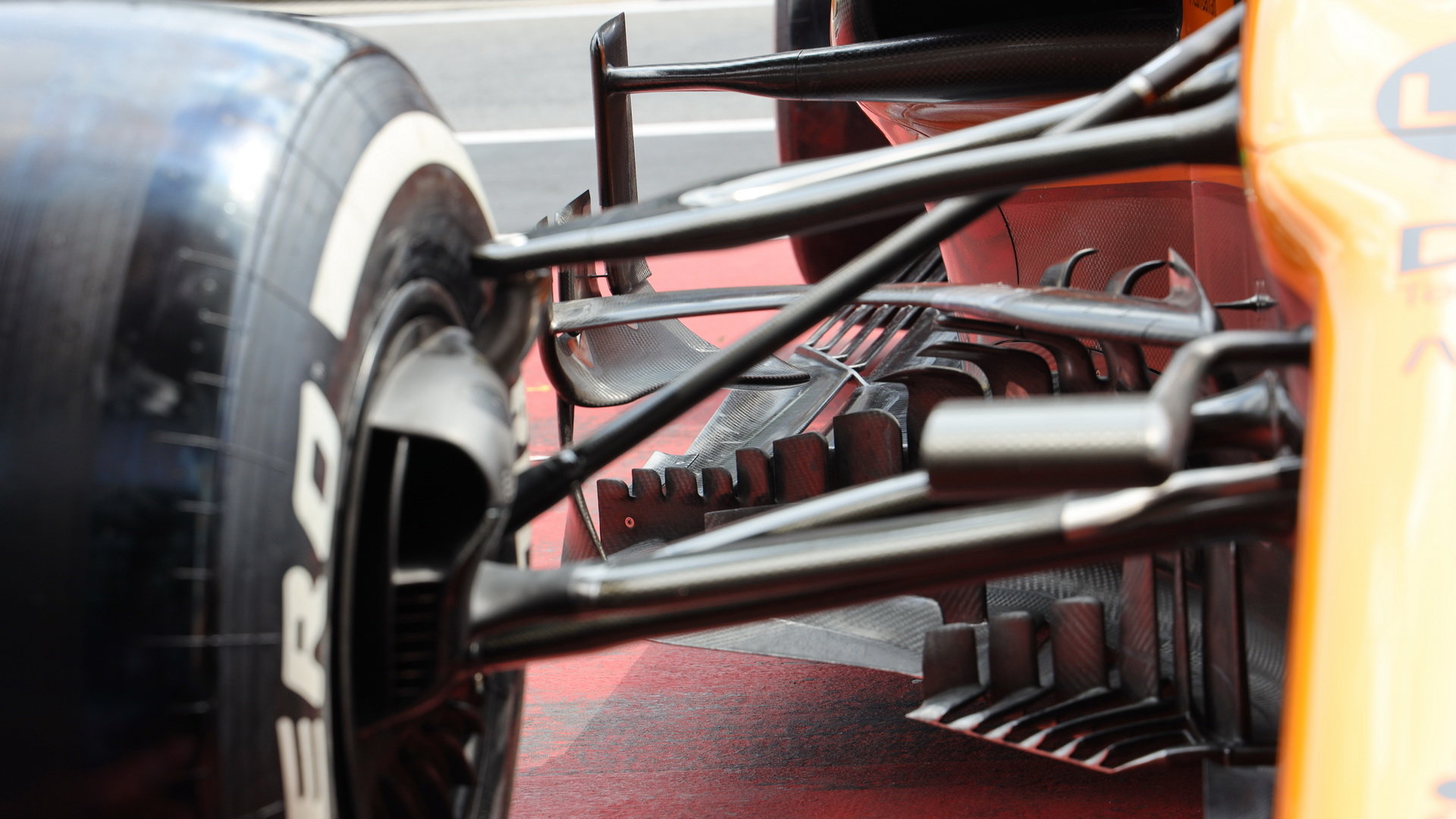 Zavěšení a přední část podlahy McLarenu