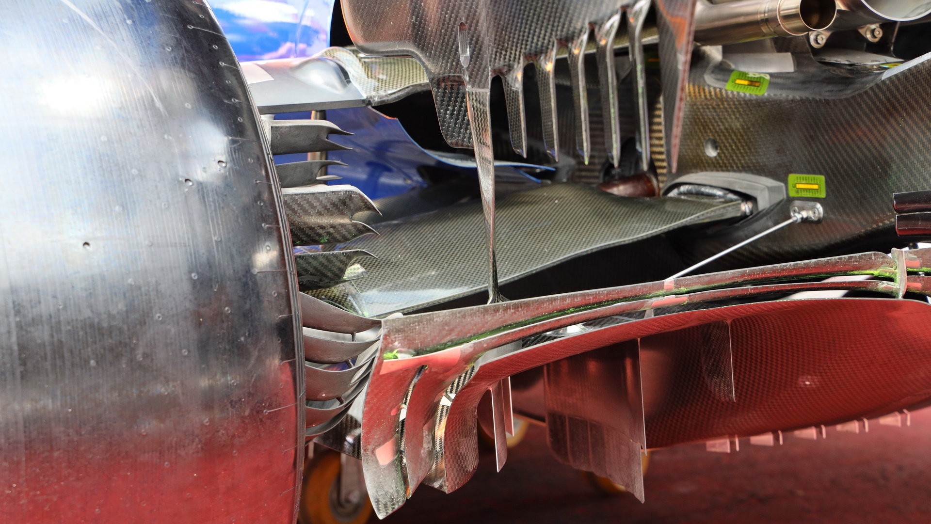 Detail zadních brzdových kanálků, bočnice křídla a difuzoru McLarenu