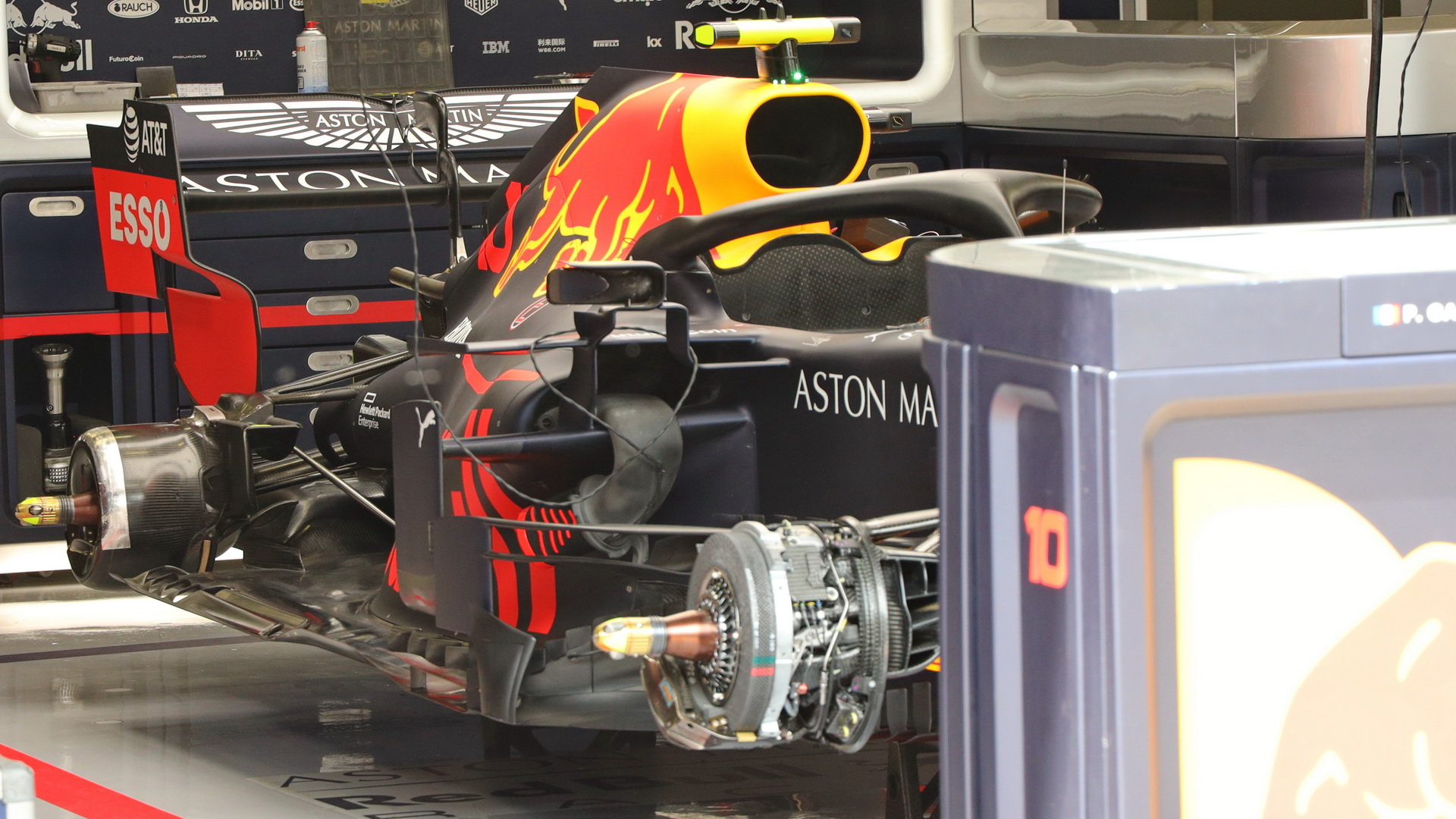 Red Bull v garáži