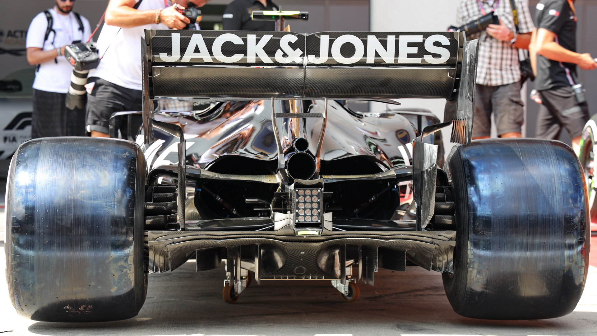 Zadní pneumatiky na monopostu Haasu