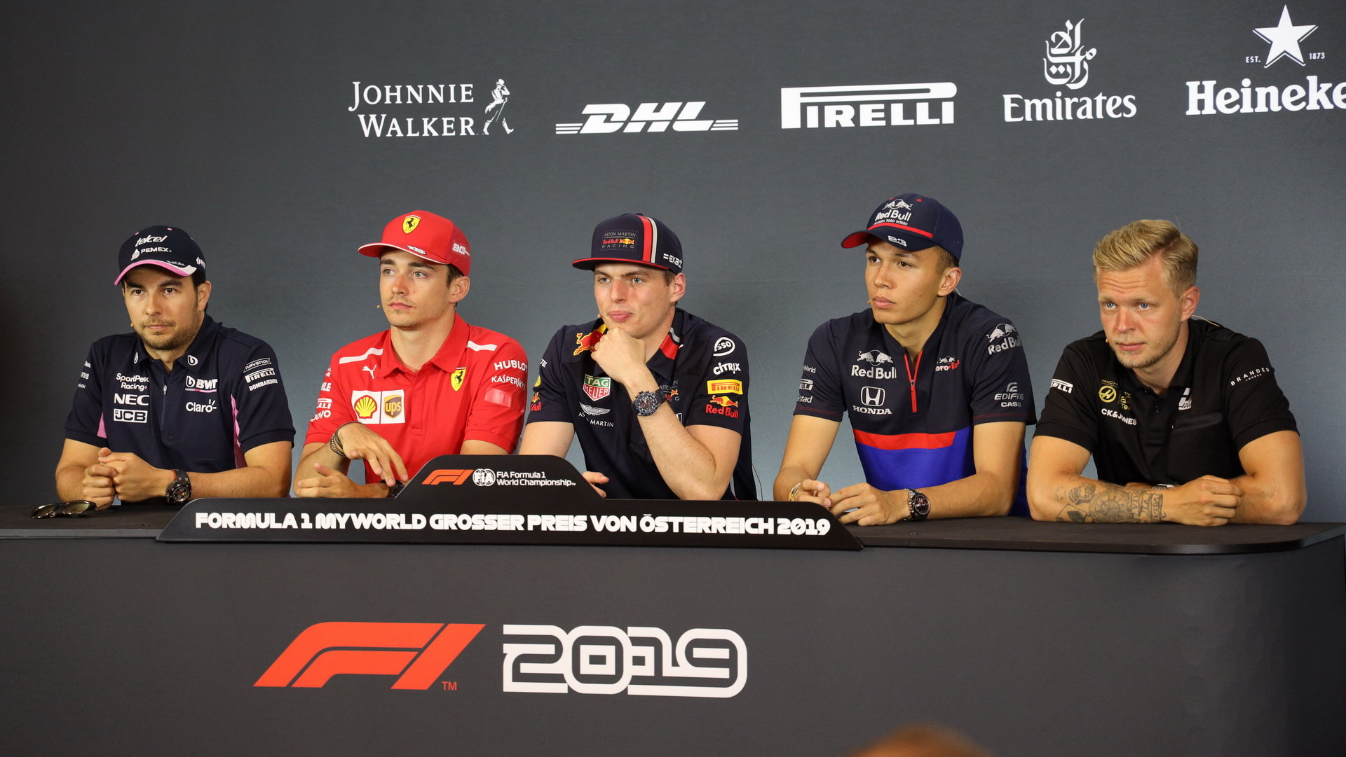 Piloti na tiskové konferenci: Pérez, Leclerc, Verstappen, Albon a Magnussen (zleva doprava)