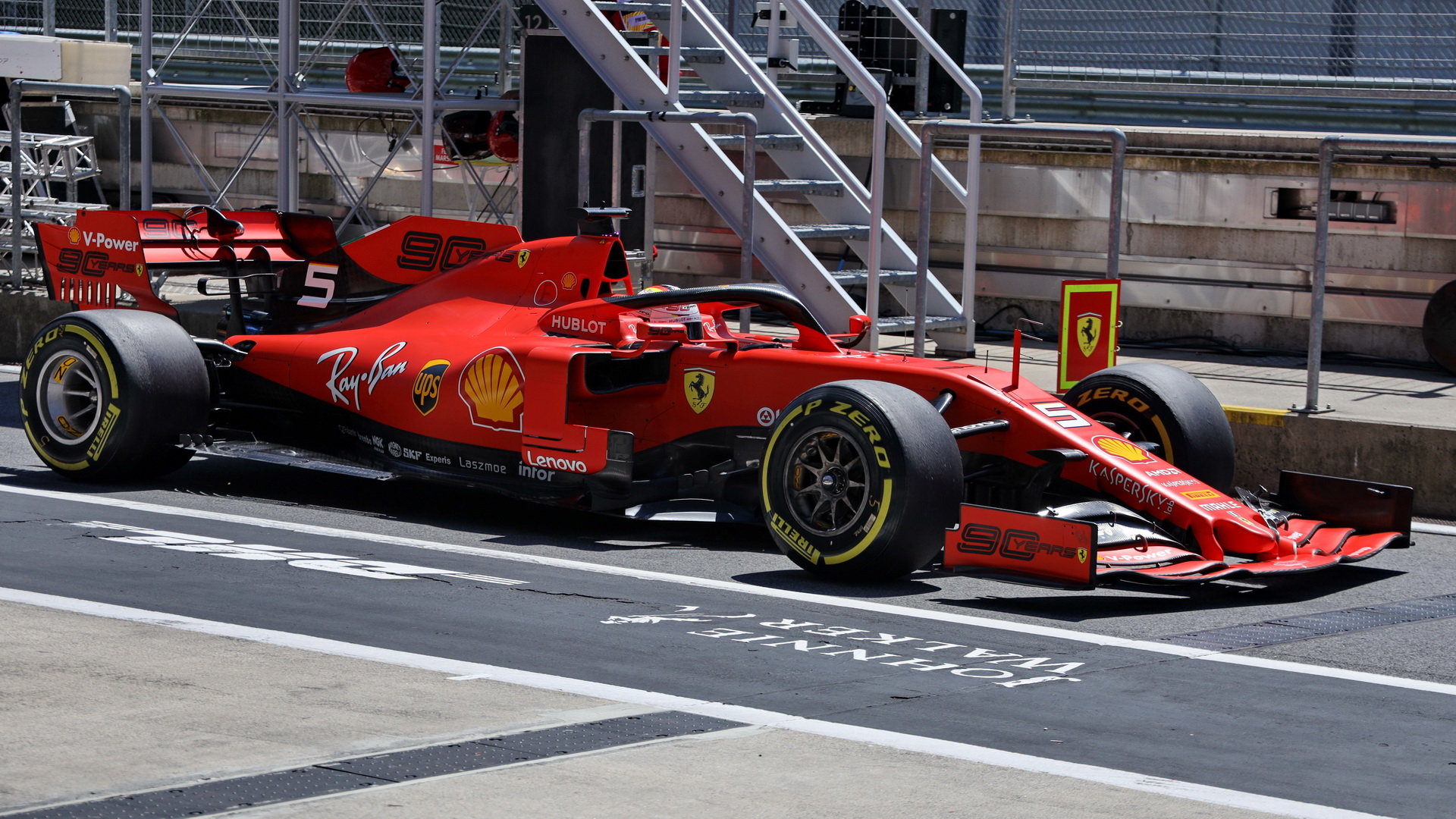 Sebastian Vettel při návratu do boxů