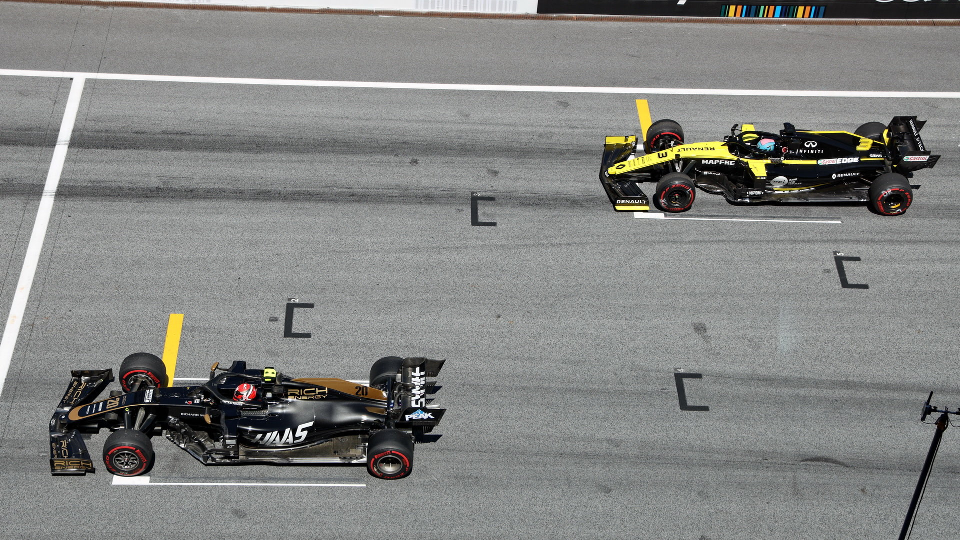 Ricciardo s Renautlem na rovince vedle Magnussena
