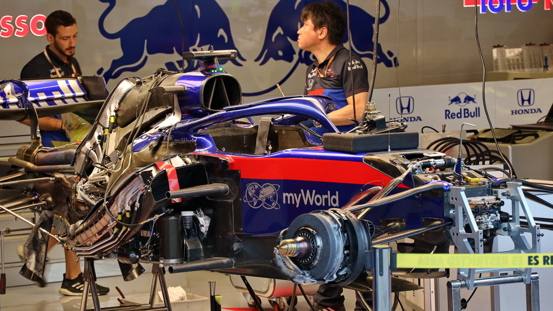 Pohled pod kapotu Toro Rosso na chlazení a motor Hondy