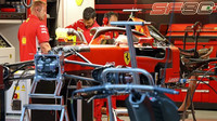 Práce na voze Ferrari, vzadu převodovka a výfuk