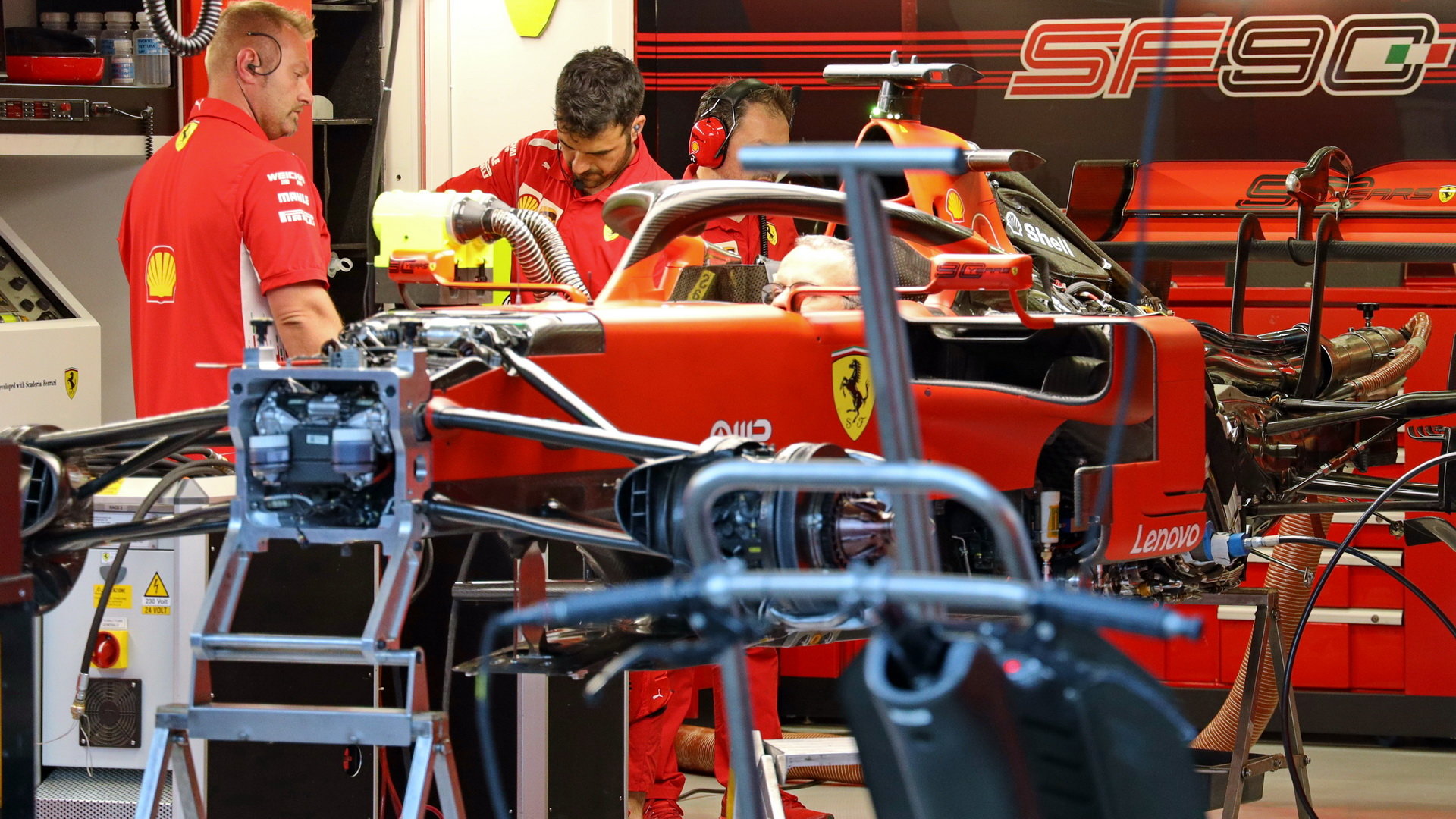 Práce na voze Ferrari, vzadu převodovka a výfuk