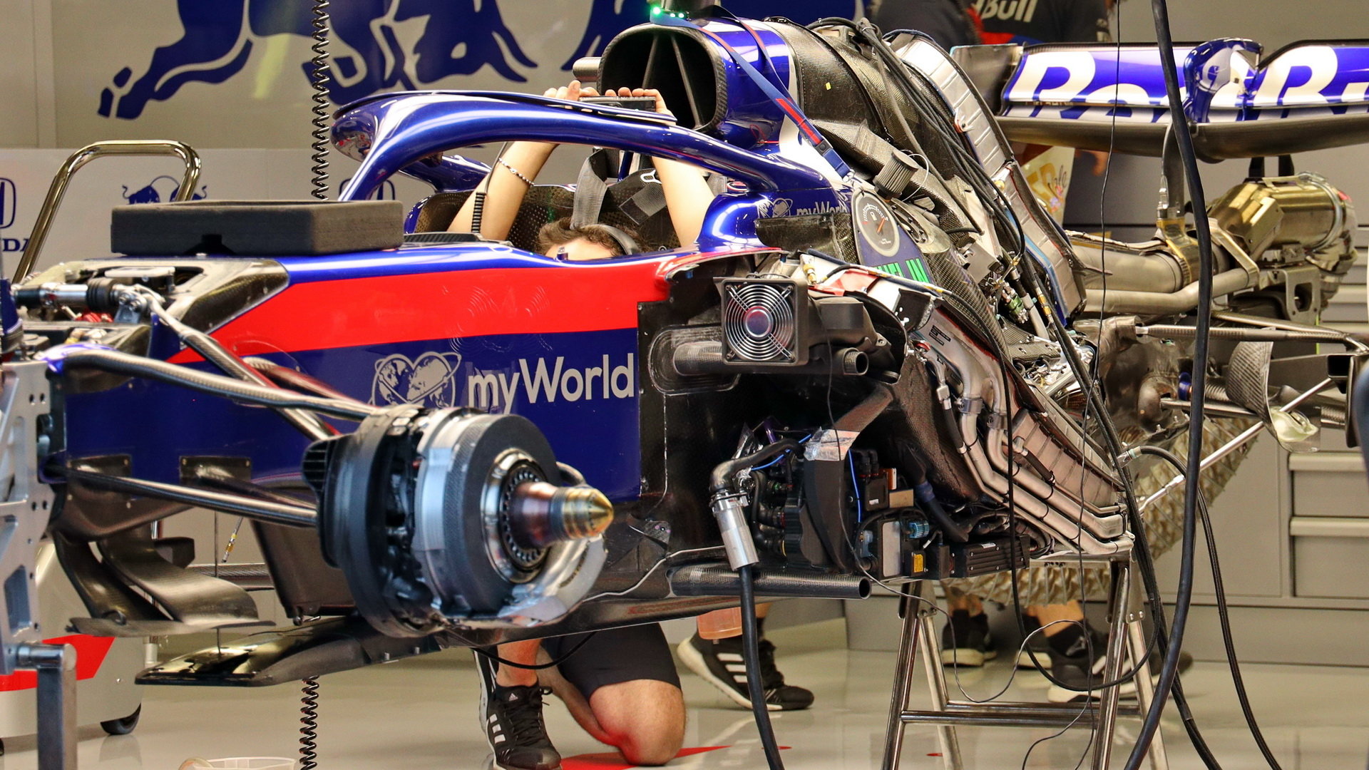 Instalace pohonné jednotky Hondy v Toro Rosso STR14