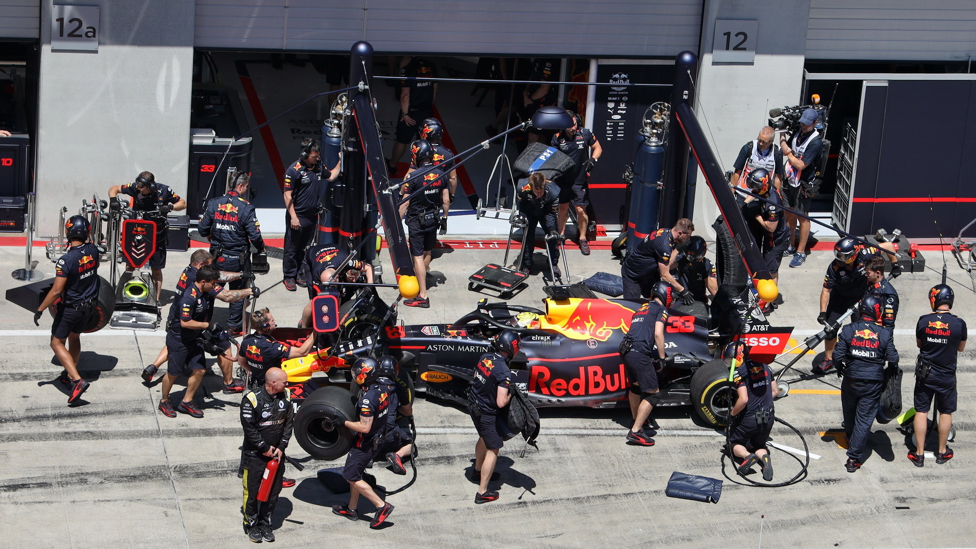 Max Verstappen u mechaniků Red Bullu