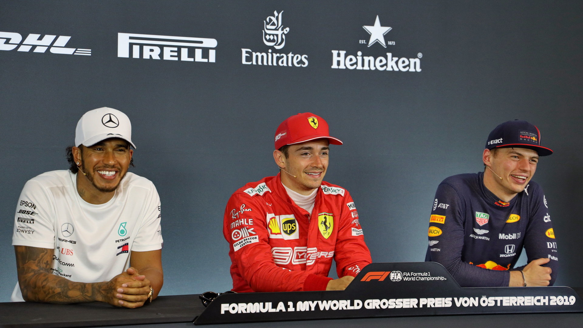 Leclerc (uprostřed) stále sbírá zkušenosti, Hamiltona s Verstappenem řadí Briatore výše