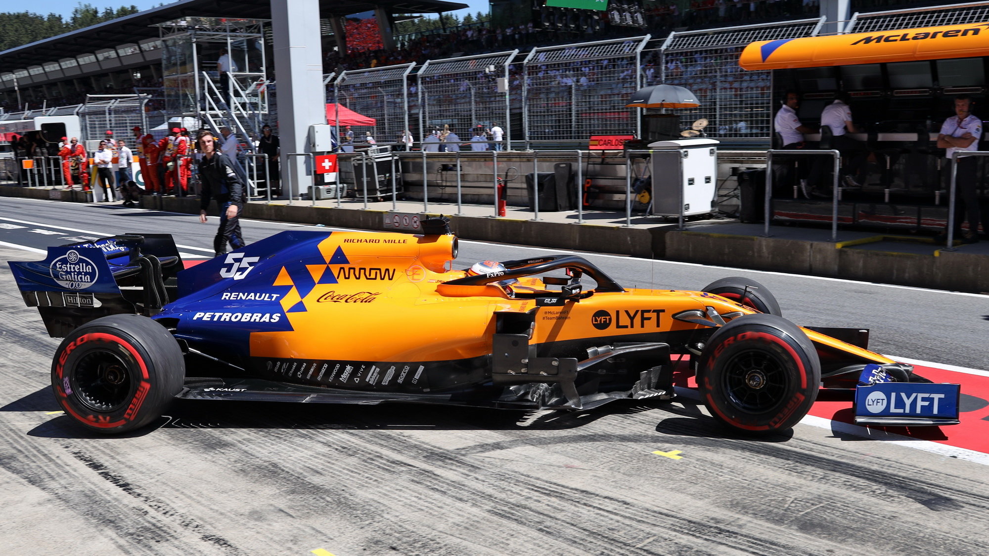 Carlos Sainz s McLarenem MCL34 vyráží na startovní rošt