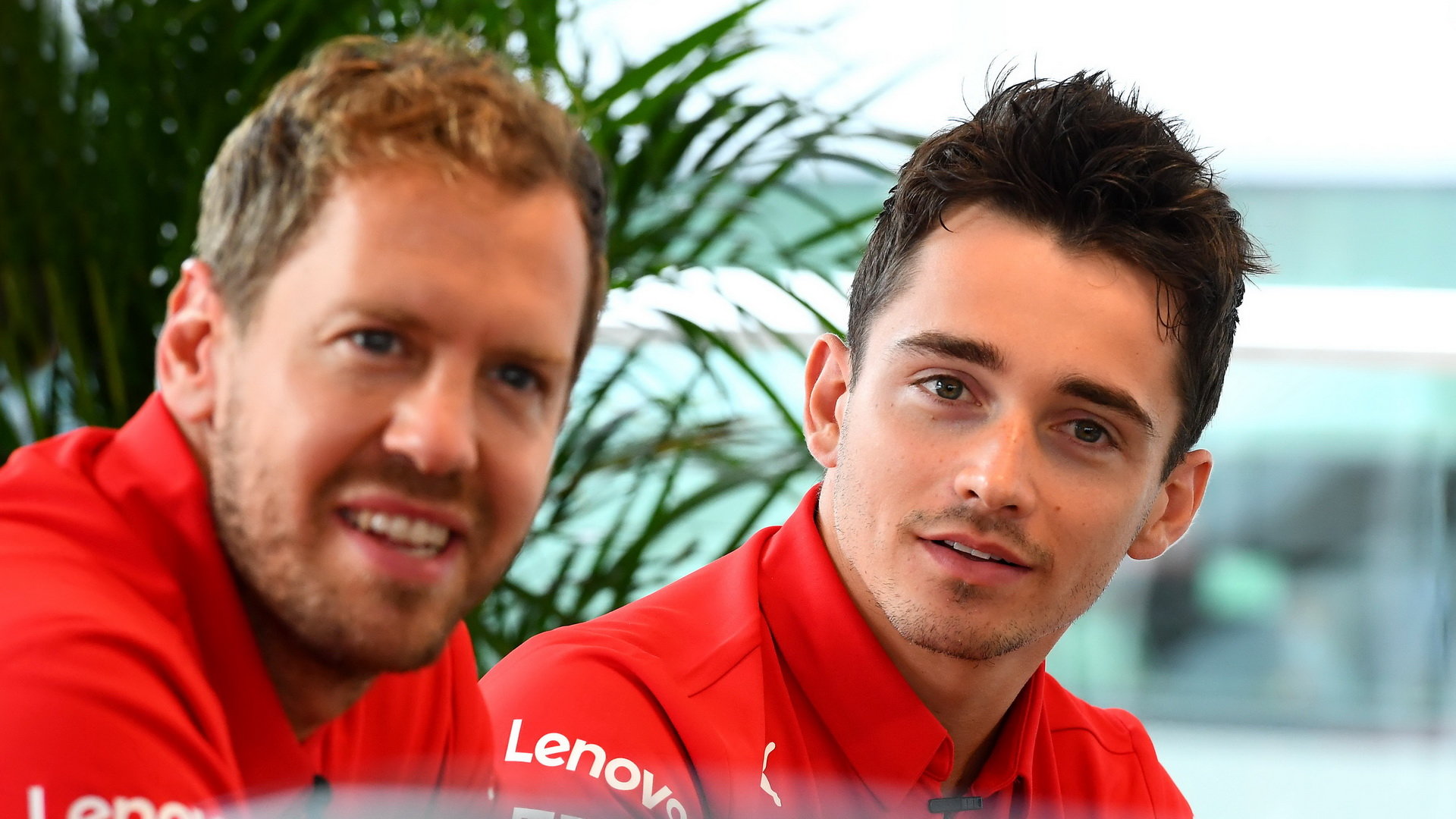 Sebastian Vettel a Charles Leclerc v tréninku v Silverstone
