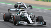 Valtteri Bottas a Lewis Hamilton v tréninku v Silverstone