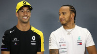 Daniel Ricciardo na tiskové konferenci s Lewisem Hamiltonem