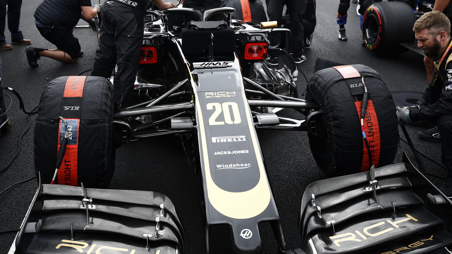 Kevin Magnussen v závodě v Silverstone