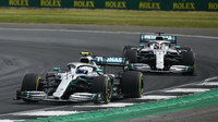 Valtteri Bottas a Lewis Hamilton v závodě v Silverstone