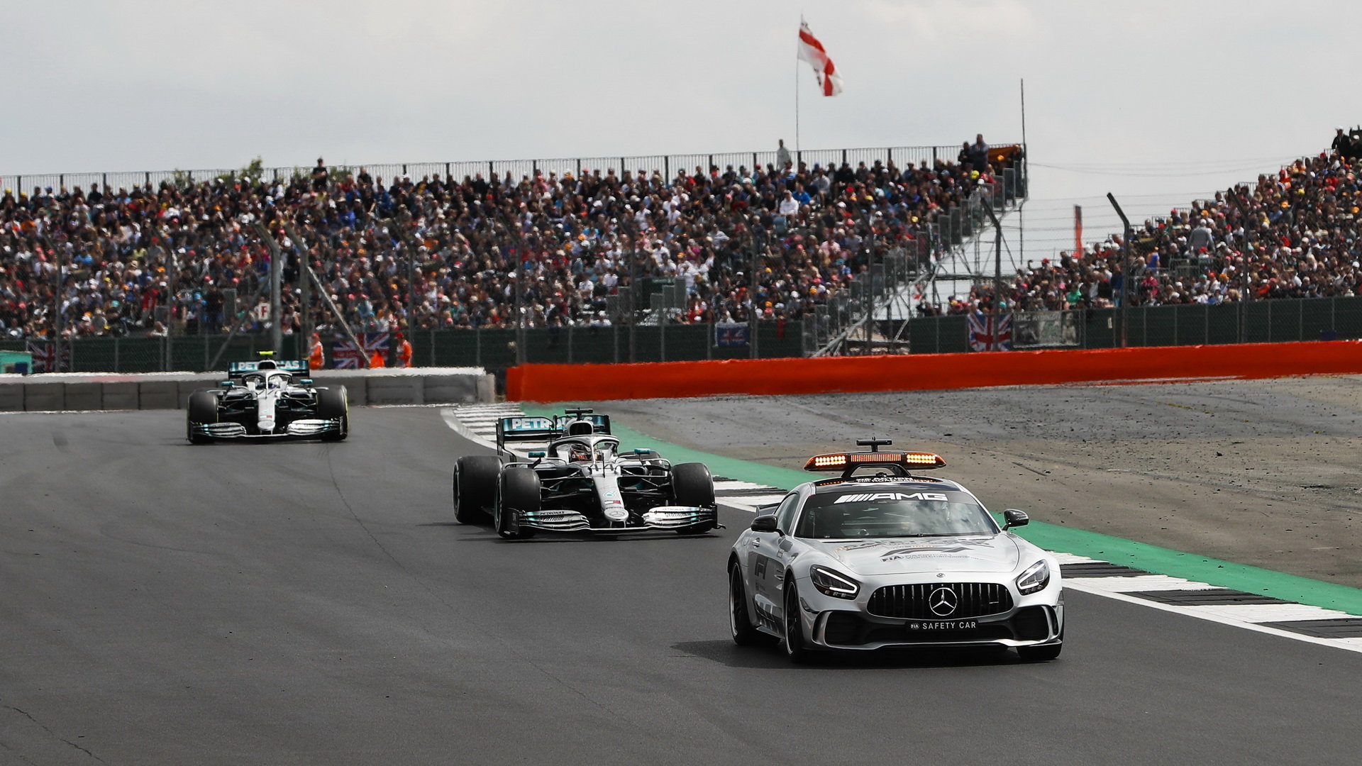 Lewis Hamilton a Valtteri Bottas za Safety carem v závodě v Silverstone