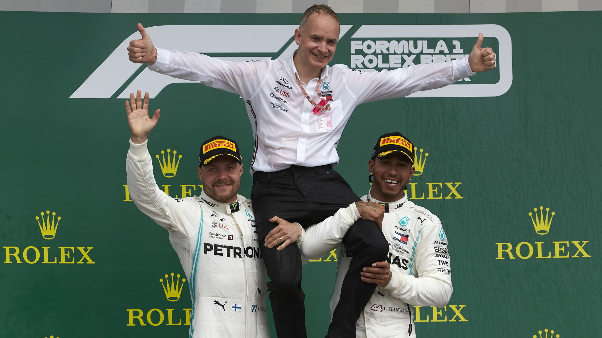 Valtteri Bottas a Lewis Hamilton slaví na pódiu po závodě v Silverstone