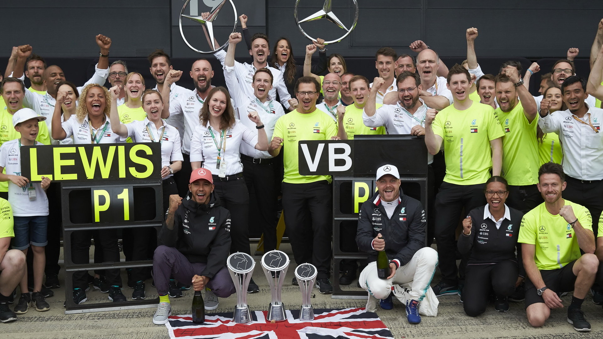 Tým Mercedes slaví vítězství v závodě v Silverstone