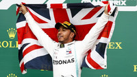 Lewis Hamilton slaví vítězství v domácím závodě v Silverstone