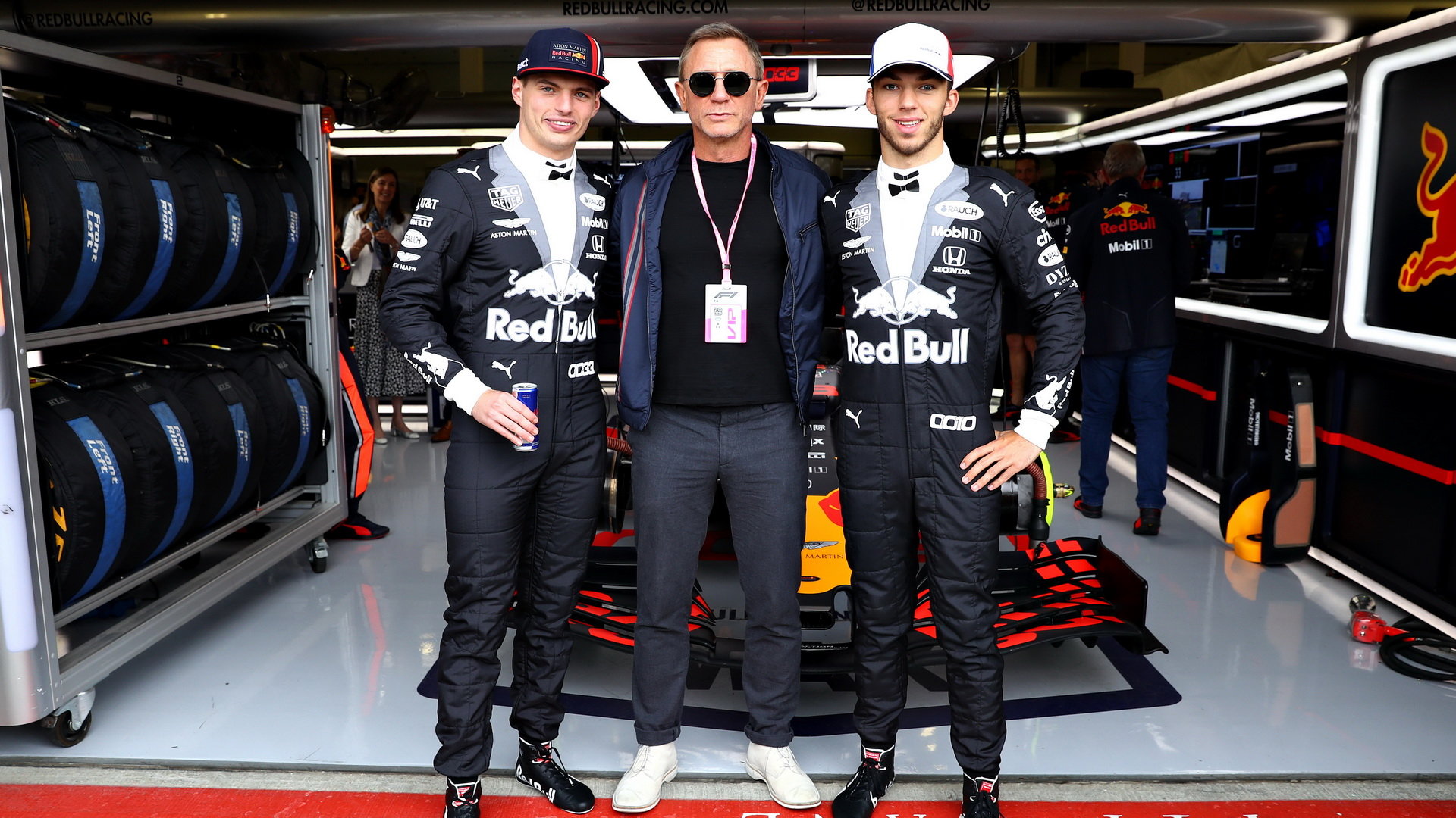 Max Verstappen, Pierre Gasly a David Craig před závodem v Silverstone