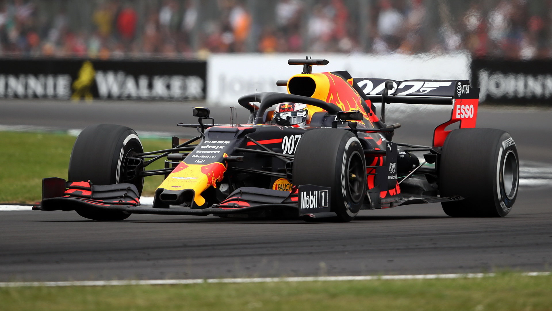 Max Verstappen v závodě v Silverstone