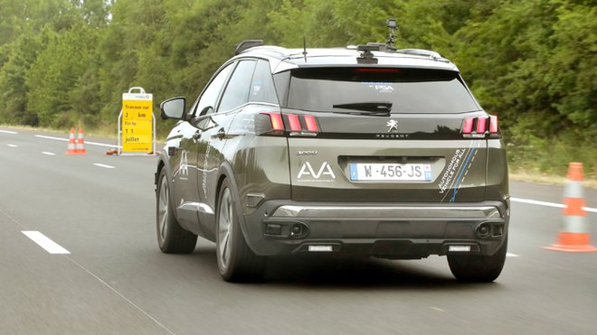 PSA a Vinci Autoroutes otestovaly nové funkce autonomního Peugeotu 3008