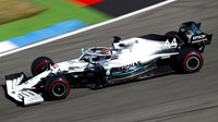 Lewis Hamilton s Mercedesem W10 během 1. trénink v Německu