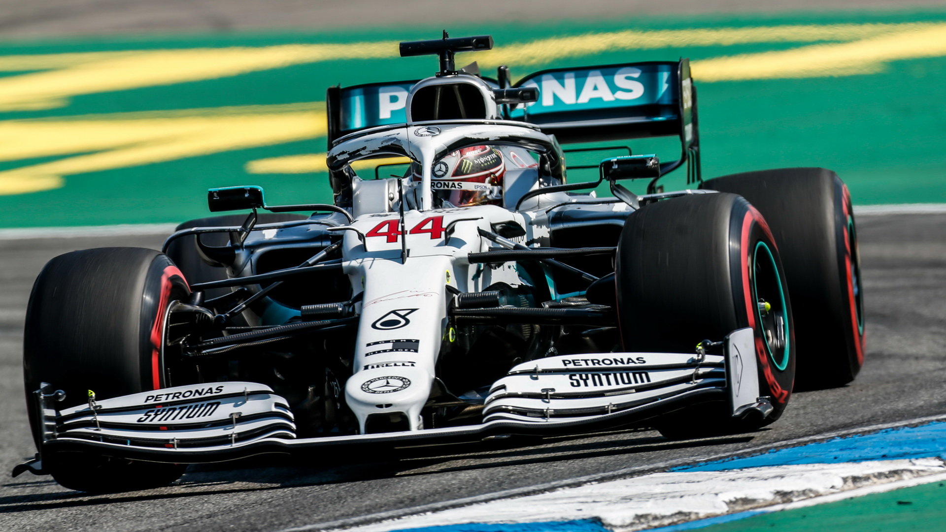 Lewis Hamilton s Mercedesem W10 na Hockenheimu