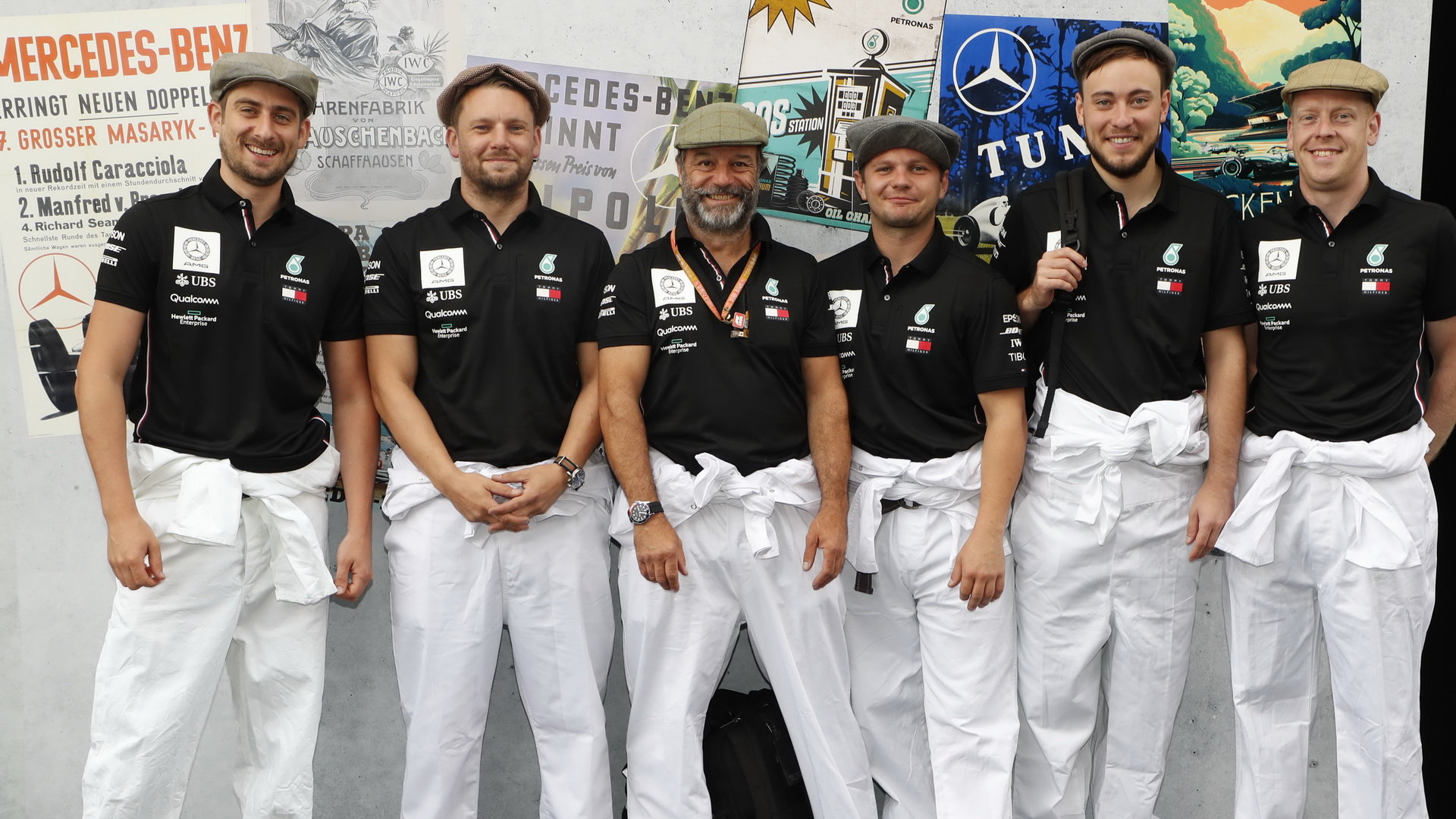 Mechanici týmu Mercedes v kvalifikaci v Německu