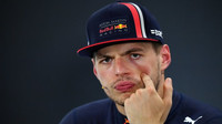 Max Verstappen si na tiskové konferenci po kvalifikaci zadělal na problém