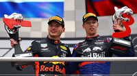 Max Verstappen a Daniil Kvjat na pódiu po závodě v Německu