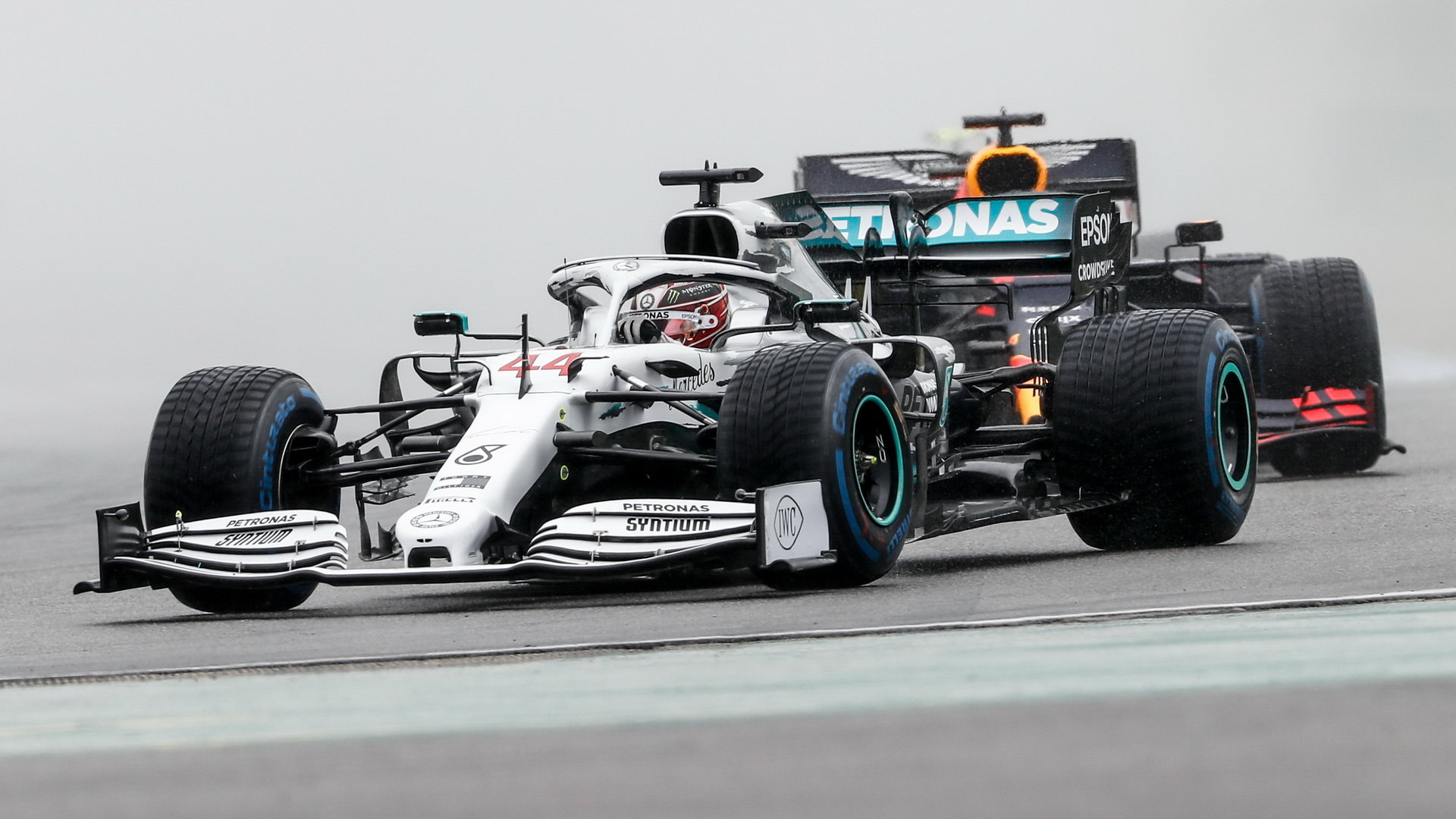 Lewis Hamilton před Maxem Verstappenem v závodě v Německu