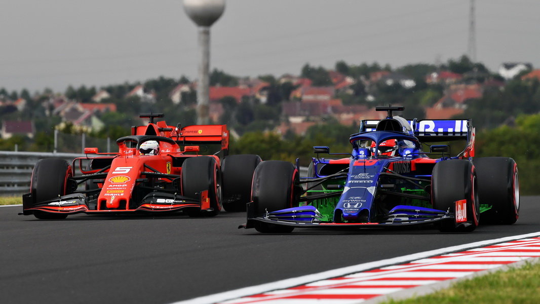 Daniil Kvjat s Flow-visem a Sebastian Vettel v tréninku v Maďarsku