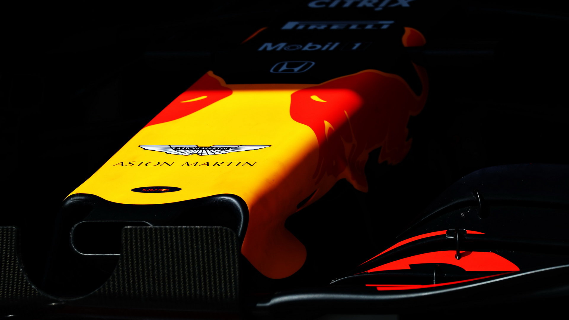 Detail přední části vozu Red Bull v kvalifikaci v Maďarsku