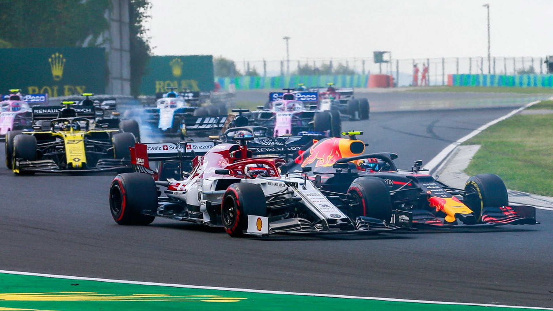 Räikkönen se na měkkých pneumatikách dostává v 2. zatáčce po startu před Gaslyho