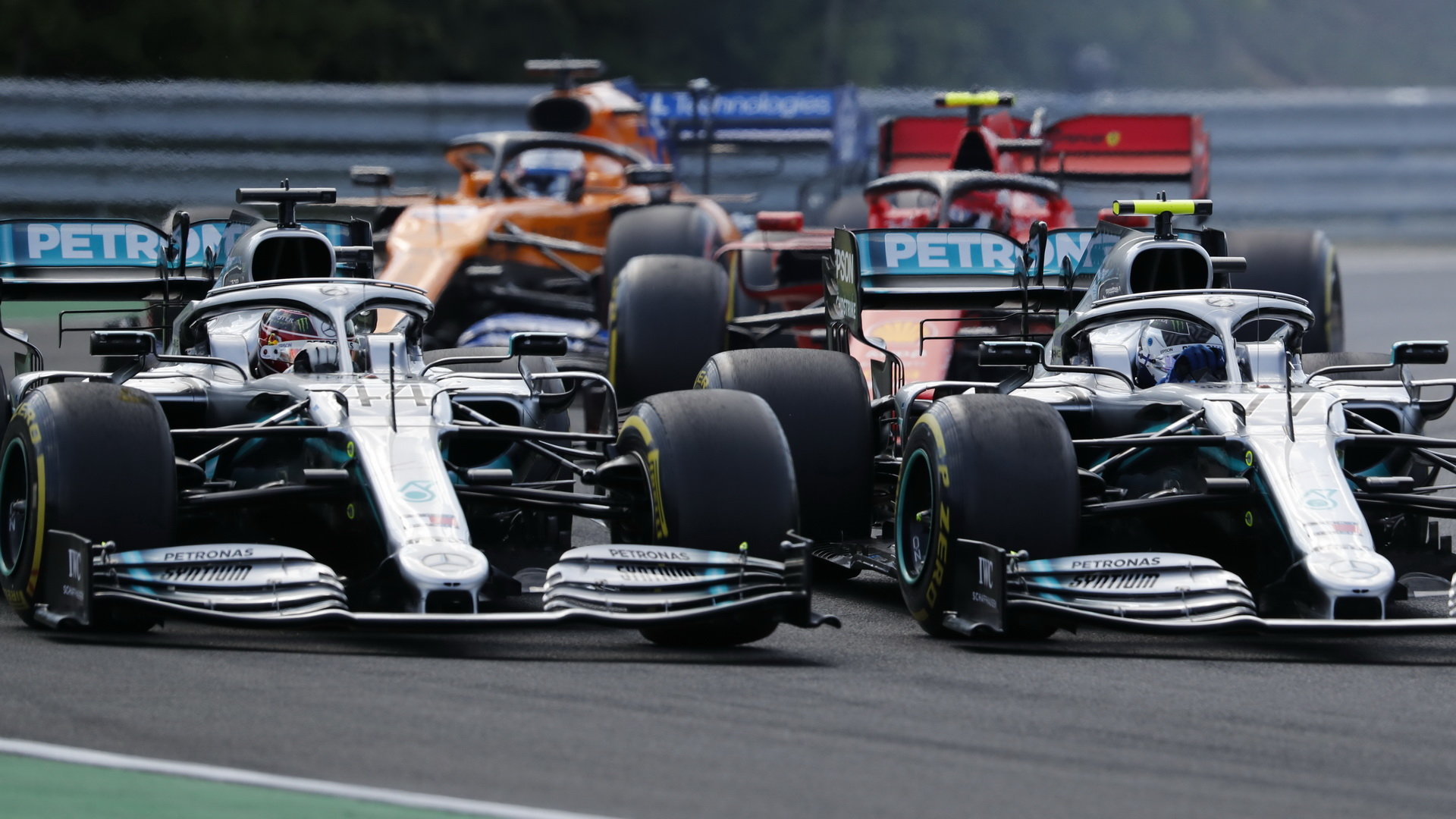Lewis Hamilton a Valtteri Bottas v těsném předjíždění v závodě v Maďarsku