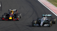 Lewis Hamilton a Max Verstappen v závodě v Maďarsku