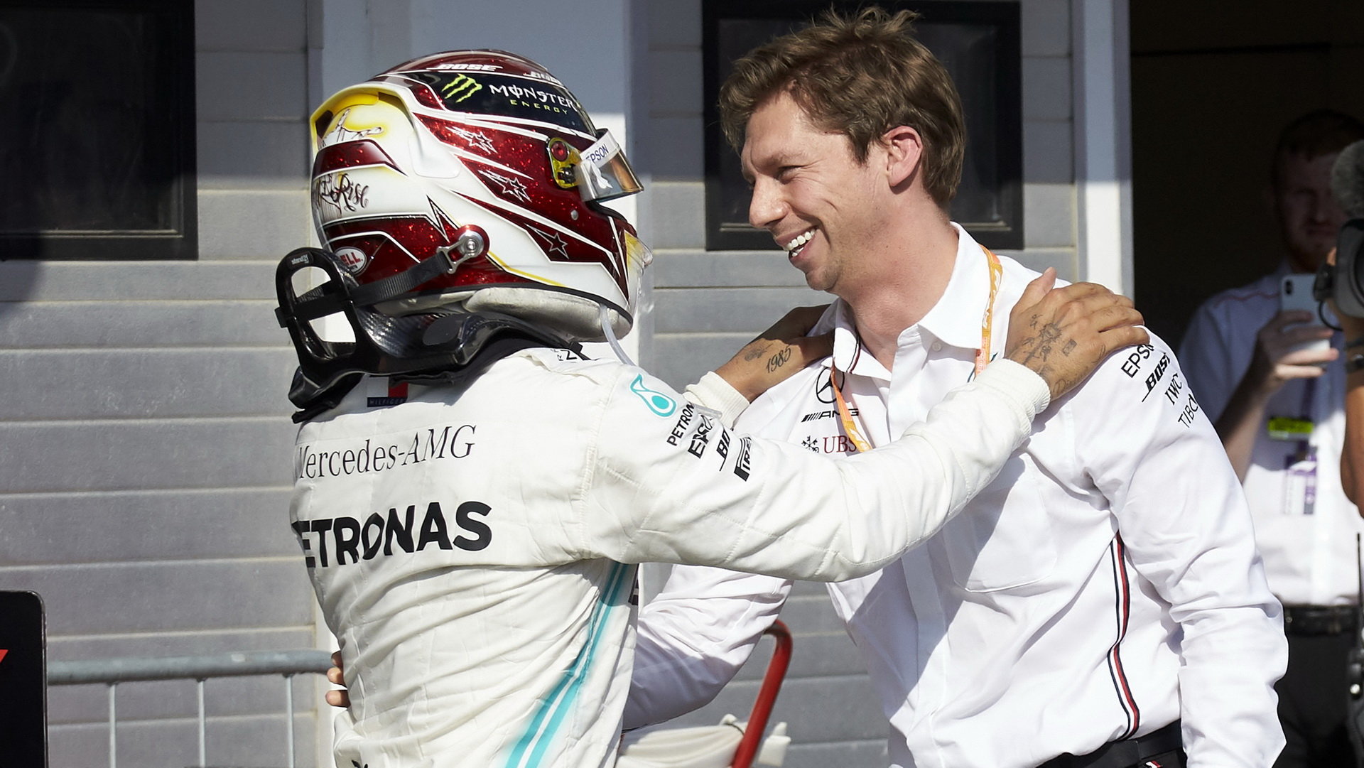 Lewis Hamilton děkuje inženýrovi za skvělou strategii po závodě v Maďarsku