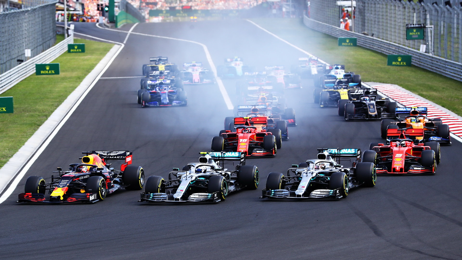 Max Verstappen, Valtteri Bottas a Lewis Hamilton při startu závodu v Maďarsku