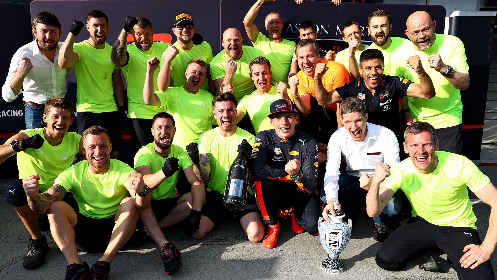 Max Verstappen slaví se svými mechaniky po závodě v Maďarsku