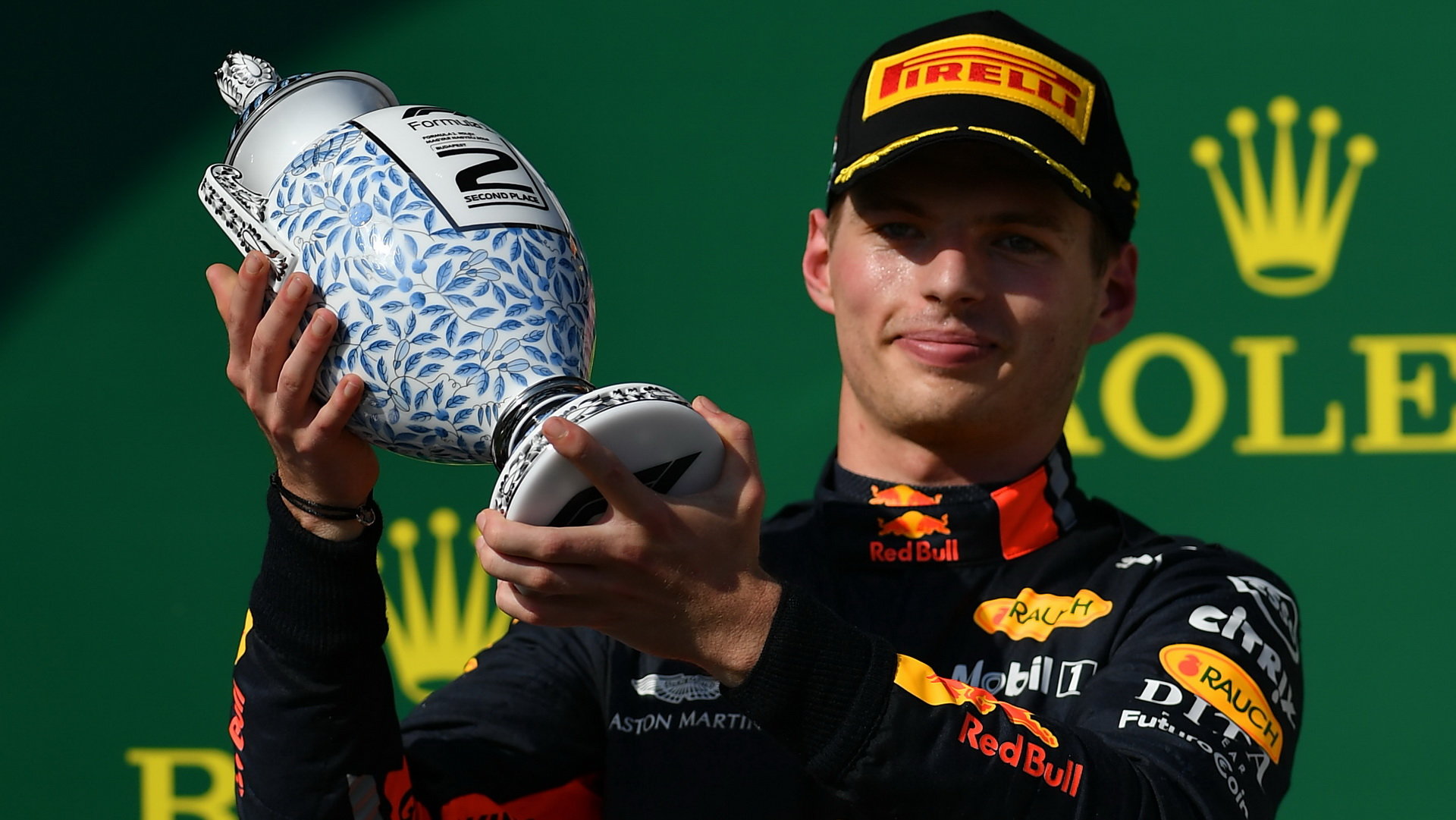 Max Verstappen se svou trofejí po závodě v Maďarsku