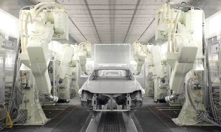Roboti jsou při lakování aut nezastupitelní, ale v případě člověka platí to samé